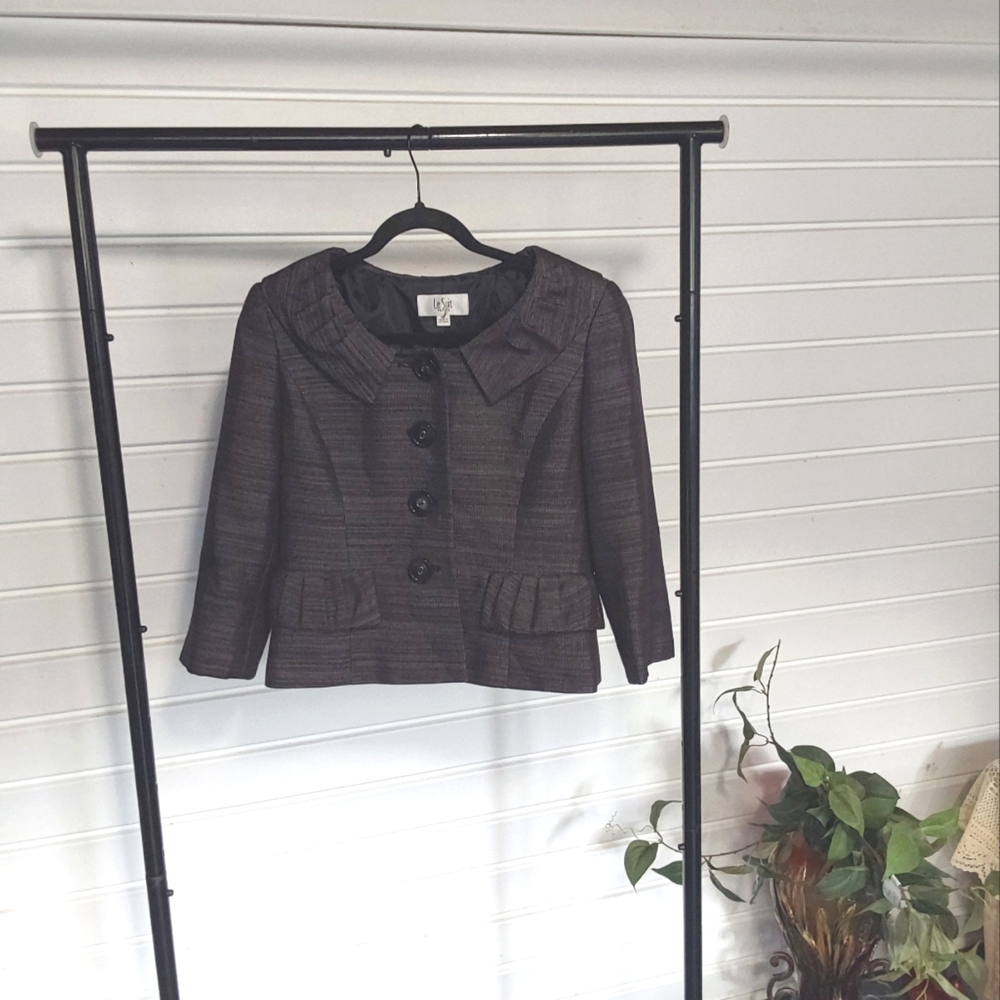Le Suit size 10P Ruffled famine jacket buttons in front of Faux pockets